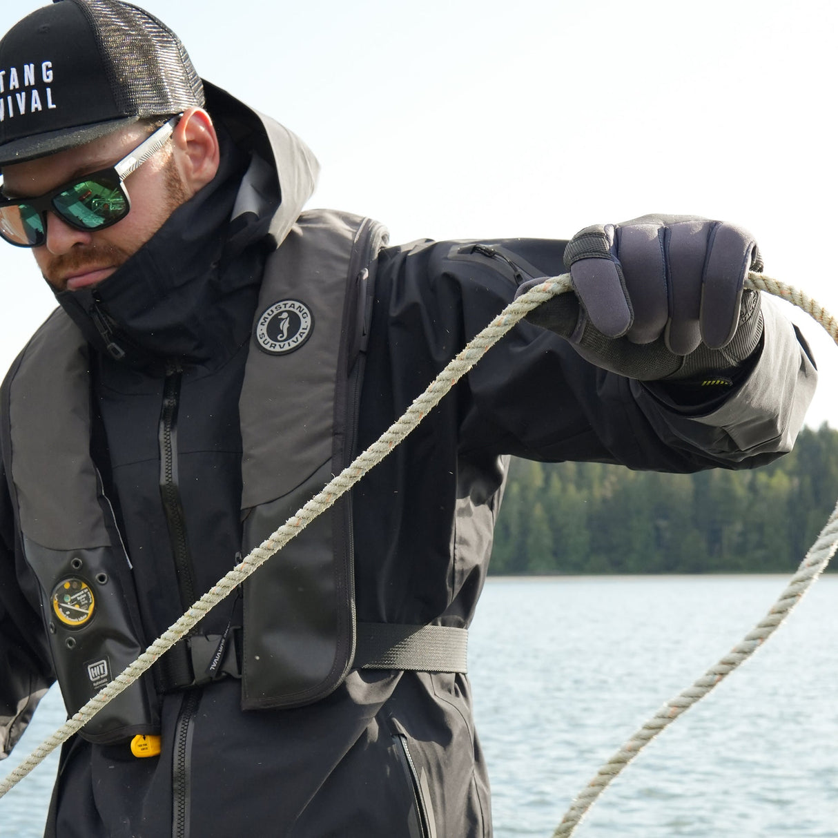 MUSTANG TRACTION CLOSED FINGER GLOVES